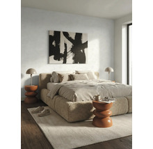 Moderne slaapkamer met bouclé bed, abstract wandbord en sculpturale bijzettafels op een licht tapijt en houten vloer.