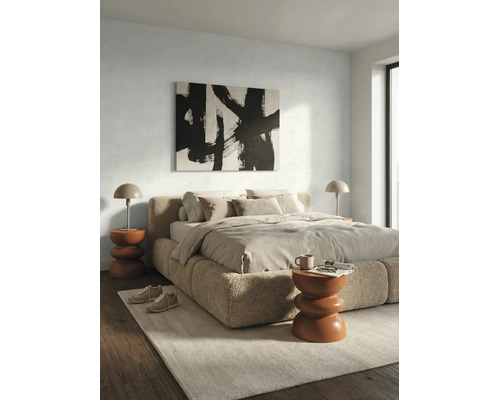 Moderne slaapkamer met bouclé bed, abstract wandbord en sculpturale bijzettafels op een licht tapijt en houten vloer.