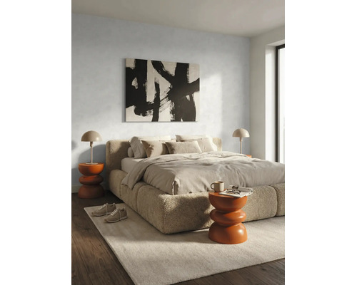 Moderne slaapkamer met gestoffeerd bed in teddy-stof, neutraal beddengoed, oranje bijzettafels en abstracte wanddecoratie.