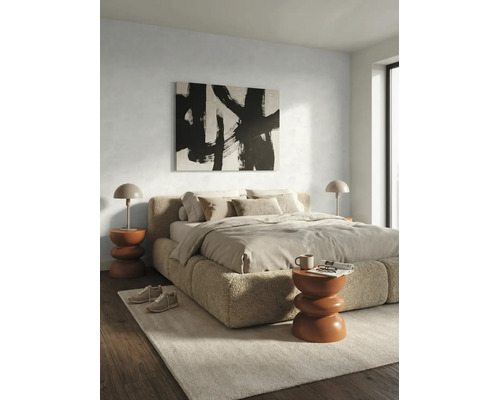 Lichte slaapkamer met een bed van bouclé-stof, abstracte wanddecoratie en sculpturale bruine bijzettafels op een licht tapijt.