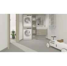 Moderne wasruimte met gestapelde wasmachine en droger, wastafelmeubel in houtlook en vloertegels.