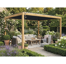Houten pergola met zwart lamellendak op een terras. Met rotan loungemeubels, houten tafel en tuinplanten zoals lavendel en rozen.