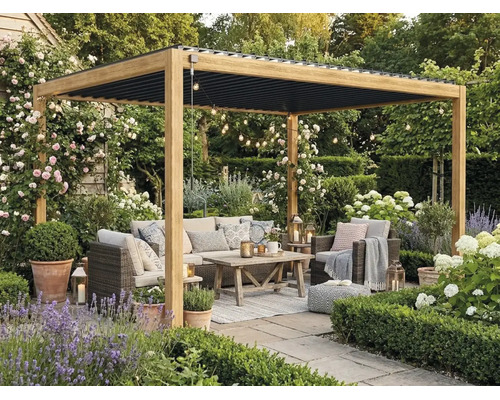 Houten pergola met zwart lamellendak op een terras. Met rotan loungemeubels, houten tafel en tuinplanten zoals lavendel en rozen.