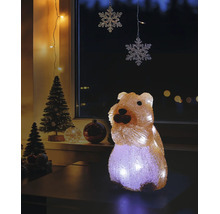 Verlichte LED-kerstfiguur in de vorm van een quokka in een kerstscène met kleine kerstbomen.