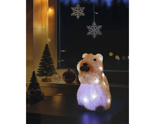 Verlichte LED-kerstfiguur in de vorm van een quokka in een kerstscène met kleine kerstbomen.
