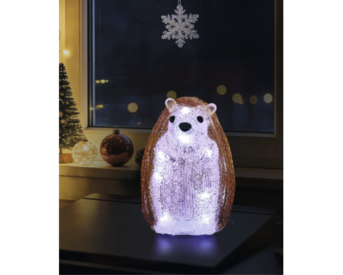 LED-decoratiefiguur egel van acryl met een kristalachtig oppervlak, staand op een tafel in een feestelijk gedecoreerde kamer met kerstversiering.