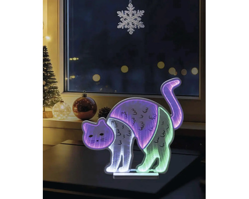 LED-decoratie kat met infinity-spiegel effect en meerkleurige verlichting, staand voor een raam in een kerstsetting.