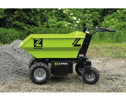 Zipper elektrische dumper met grote bak en vier wielen op grind naast een stapel stenen.