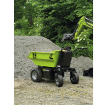 Zipper elektrische kruiwagen op een bouwplaats bij een hoop zand en een graafmachine-arm.