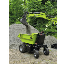 Zipper elektrische dumper wordt buiten door een graafmachinebak met grind gevuld.