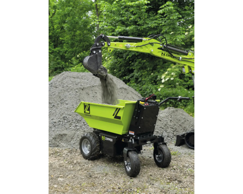 Zipper elektrische dumper wordt buiten door een graafmachinebak met grind gevuld.