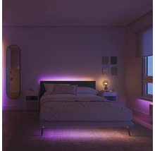 Slaapkamer met indirecte verlichting door LED-strips bij het hoofdbord, onder het bed en achter de spiegel.