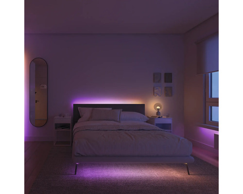 Slaapkamer met indirecte verlichting door LED-strips bij het hoofdbord, onder het bed en achter de spiegel.
