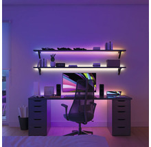 Moderne werkplek met twee wandplanken en geïntegreerde verlichting voor een sfeervolle ambiance.