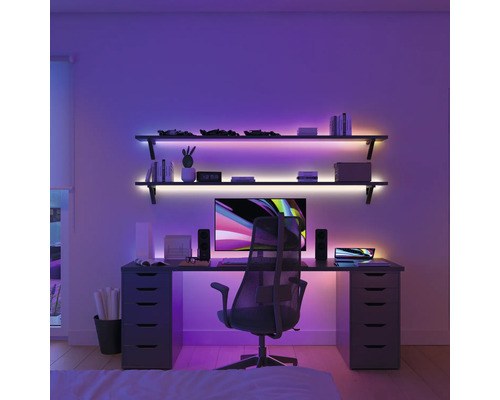 Moderne werkplek met twee wandplanken en geïntegreerde verlichting voor een sfeervolle ambiance.