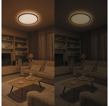 Dimbare ronde LED-plafondlamp in een lichte woonkamer met bank en salontafel, vergelijking van twee helderheidsniveaus.
