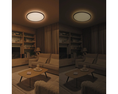 Dimbare ronde plafondlamp in een woonkamer met bank en kast, vergelijking tussen helder en gedimd licht.