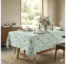Rechthoekig tafelkleed met een patroon van vlinders en bloemen op een houten eettafel in een lichte, modern ingerichte kamer.
