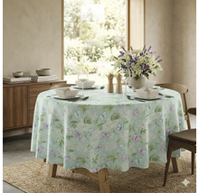 Rond tafelkleed met vlinder- en bloemenpatroon op een gedekte eettafel in een lichte kamer.