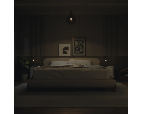 Moderne slaapkamer met gestoffeerd bed, abstracte wanddecoratie en verlichting door hanglamp en nachtkastlampjes.
