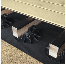 Verstelbare terrasdragers voor de onderconstructie van een terras met houten balken en vlonderplanken.