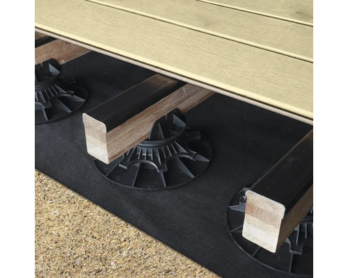 Verstelbare terrasdragers voor de onderconstructie van een terras met houten balken en vlonderplanken.