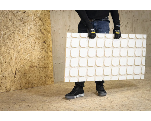 Persoon houdt een witte gestructureerde plaat met een vierkant patroon vast voor een wand van OSB-platen.