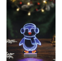 LED-decoratieverlichting pinguïn met infinity-lichteffect, oorbeschermers en sjaal op een houten oppervlak.