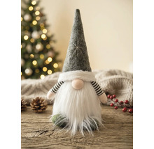 Kerstgnome met grijze viltmuts, witte baard en gestreepte mouwen in een feestelijke setting.