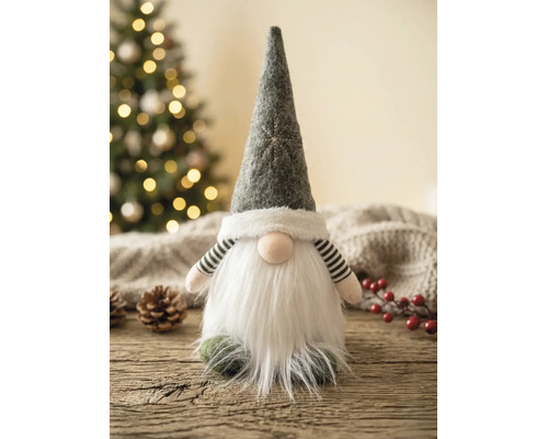 Kerstgnome met grijze viltmuts, witte baard en gestreepte mouwen in een feestelijke setting.