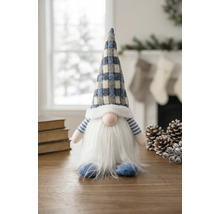 Decoratieve kerstkabouter met een lange witte baard en een geruite puntmuts op een houten tafel in een lichte, feestelijke kamer.