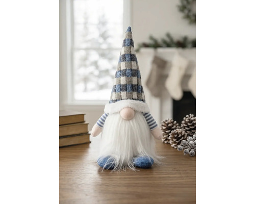 Decoratieve kerstkabouter met een lange witte baard en een geruite puntmuts op een houten tafel in een lichte, feestelijke kamer.