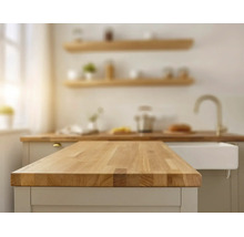 Massief houten keukenwerkblad op een kookeiland in een lichte, moderne keuken.