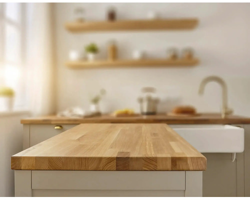 Massief houten keukenwerkblad op een kookeiland in een lichte, moderne keuken.