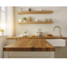 Massief houten keukenwerkblad in een lichte, georganiseerde keuken met spoelbak, kraan en wandplanken.