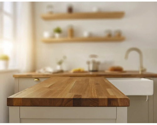 Massief houten keukenwerkblad in een lichte, georganiseerde keuken met spoelbak, kraan en wandplanken.