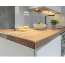 Moderne keuken met een massief houten aanrechtblad, kasten en een kraan. Lichte en georganiseerde werkruimte.