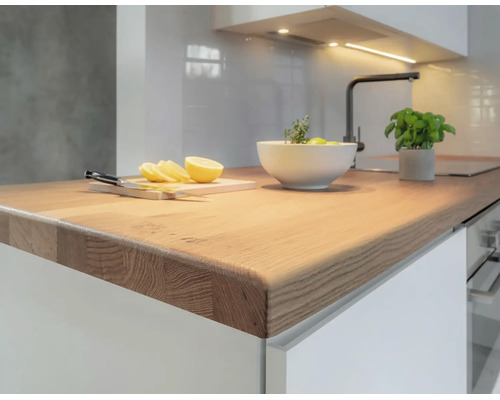 Moderne keuken met een massief houten aanrechtblad, kasten en een kraan. Lichte en georganiseerde werkruimte.