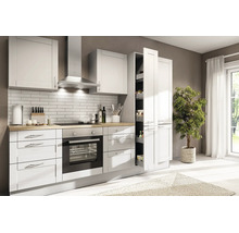 Lichte moderne inbouwkeuken met fronten in landelijke stijl, werkblad in houtlook, inbouwoven en open voorraadkast.