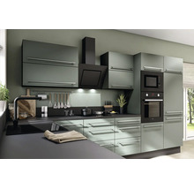 Moderne inbouwkeuken in grijsgroen met zwarte inbouwapparatuur, oven, afzuigkap en donker werkblad in een georganiseerde sfeer.