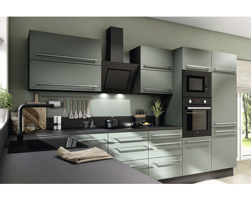 Moderne inbouwkeuken in grijsgroen met zwarte inbouwapparatuur, oven, afzuigkap en donker werkblad in een georganiseerde sfeer.