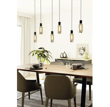 Moderne eetkamer met een houten tafel, grijze stoelen en zes glazen hanglampen met decoratieve led-filamenten op verschillende hoogtes.