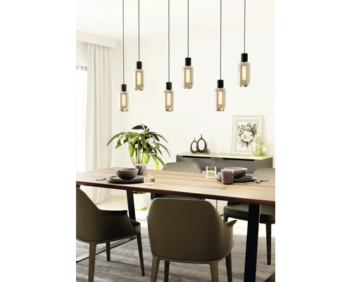Moderne eetkamer met een houten tafel, grijze stoelen en zes glazen hanglampen met decoratieve led-filamenten op verschillende hoogtes.