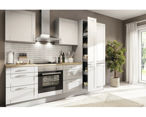 Lichte moderne inbouwkeuken met fronten in landelijke stijl, werkblad in houtlook, inbouwoven en open voorraadkast.