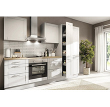 Lichte inbouwkeuken in landelijke stijl met werkblad in houtlook, geïntegreerde oven, afzuigkap en uittrekbare voorraadkast.