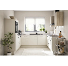 Moderne lichte U-vormige keuken met lichte fronten, zwarte handgrepen, houten bovenkasten, raam en keukentrolley.