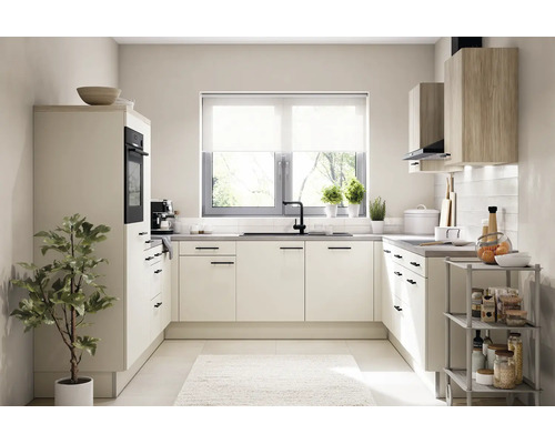 Moderne lichte U-vormige keuken met lichte fronten, zwarte handgrepen, houten bovenkasten, raam en keukentrolley.
