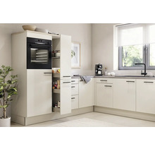 Moderne L-keuken met lichte fronten, inbouwoven, apothekerskast en spoelbak met zwarte kraan. Lichte, opgeruimde en georganiseerde sfeer.