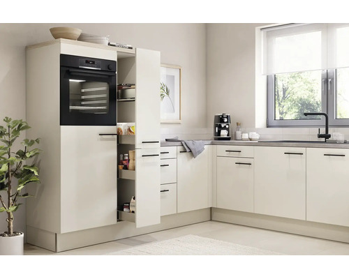 Moderne L-keuken met lichte fronten, inbouwoven, apothekerskast en spoelbak met zwarte kraan. Lichte, opgeruimde en georganiseerde sfeer.