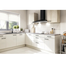 Moderne, lichte hoekkeuken met witte fronten, zwarte handgrepen, bovenkasten met houtlook, zwarte afzuigkap en een grijs werkblad.